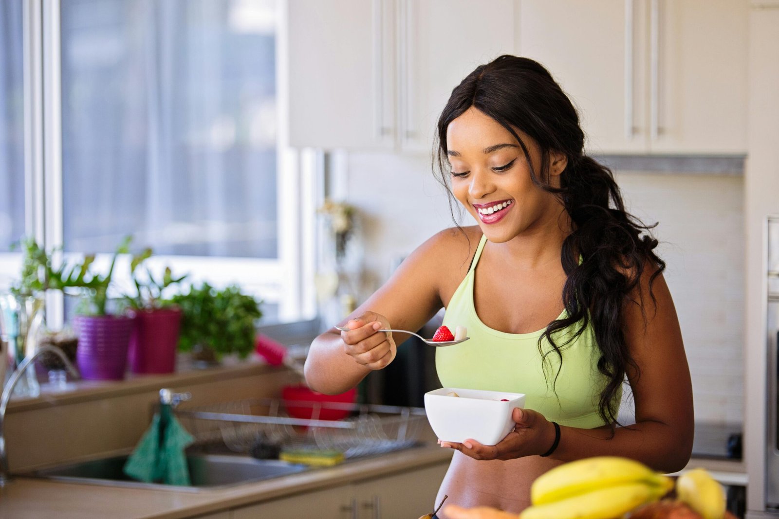 Desayuno por la mañana Mujer sonriendo comiendo un plato de comida saludable